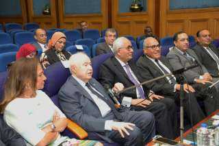 وزير التعليم ورئيس الهيئة العربية للتصنيع يشهدان محاضرة للدكتور طلال أبو غزالة