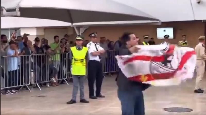 شاهد.. مشجع زملكاوي يخطف الأضواء في المغرب بتشجيع الوداد أمام الأهلي قبل نهائي إفريقيا