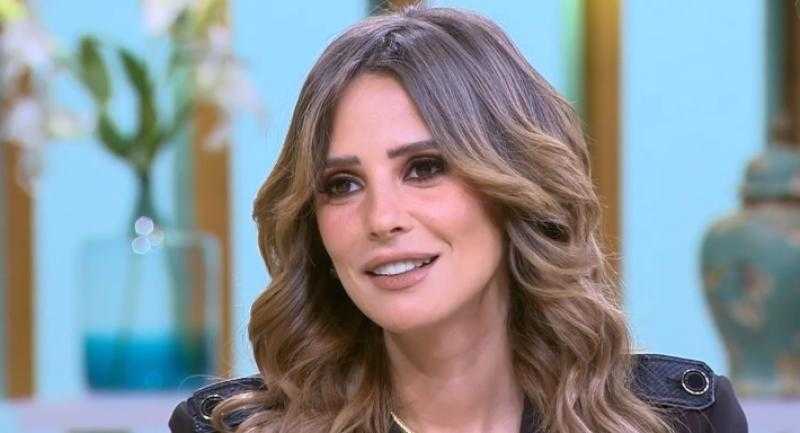 إيمان العاصي تشارك جمهورها بأحدث إطلالة لها