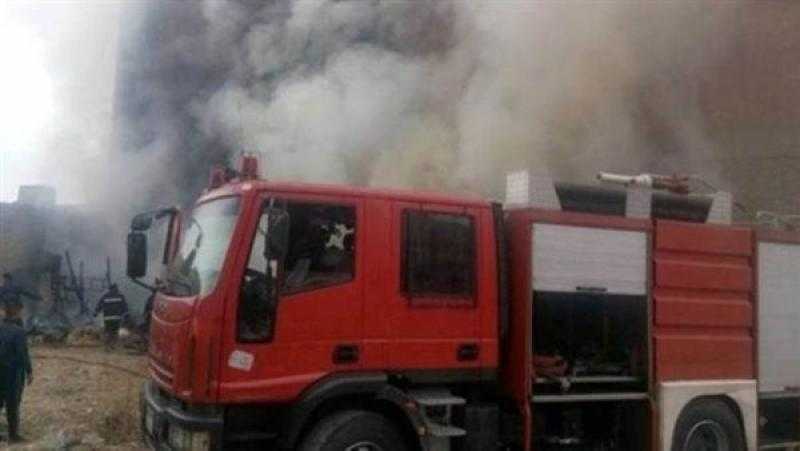 إخماد حريق نشب في أرض زراعية بالمنصورية