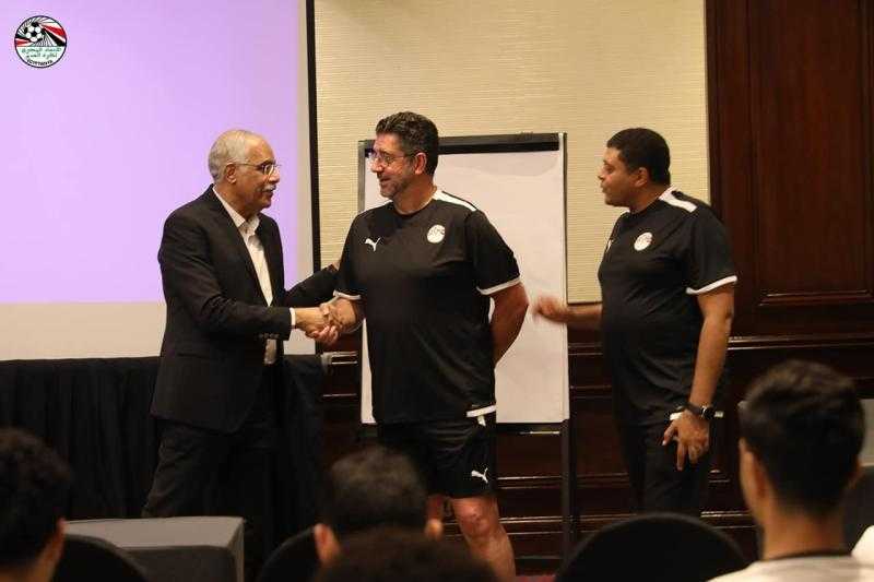 جمال علام يزور معسكر منتخب مصر ويجتمع بفيتوريا واللاعبين