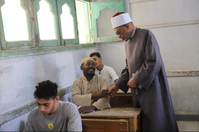 رئيس الإدارة المركزية يتابع لجان الشهادة الأزهرية بالقاهرة