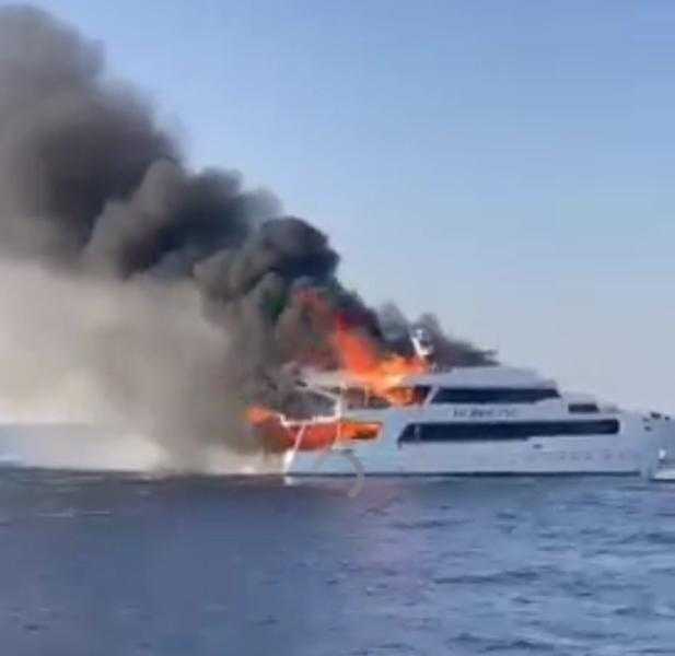 شاهد.. إنقاذ 26 سائحا والبحث عن 3 مفقودين في حريق لنش سياحي بمرسى علم