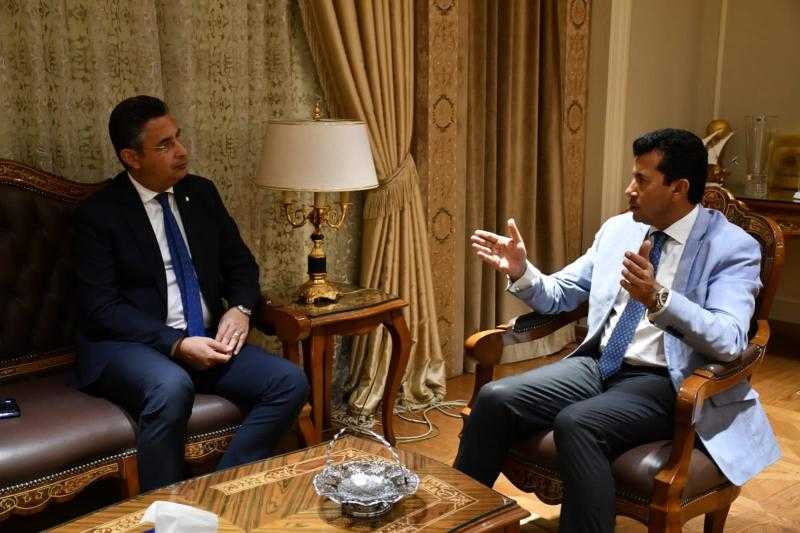 وزير الرياضة يبحث مع «البريد» إنشاء مكاتب داخل مراكز الشباب