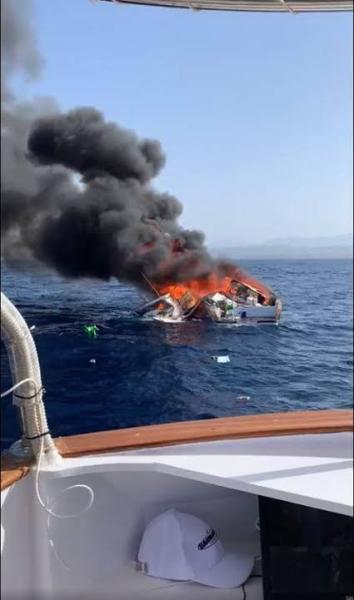 بعد انتشاله.. وصول المركب السياحي المحترق إلى مارينا