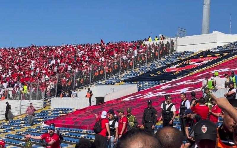 صافرات استهجان من جماهير الوداد أثناء معاينة لاعبي الأهلي لأرضية نهائي أفريقيا