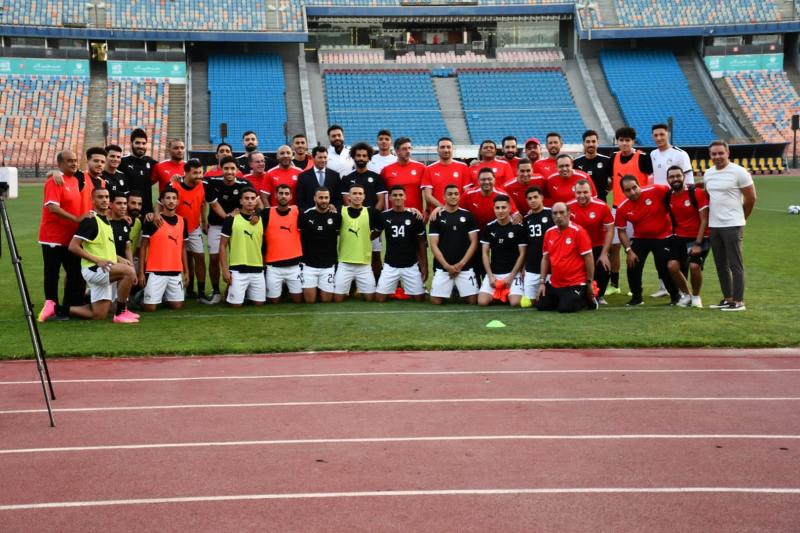 وزير الشباب والرياضة مع منتخب مصر 