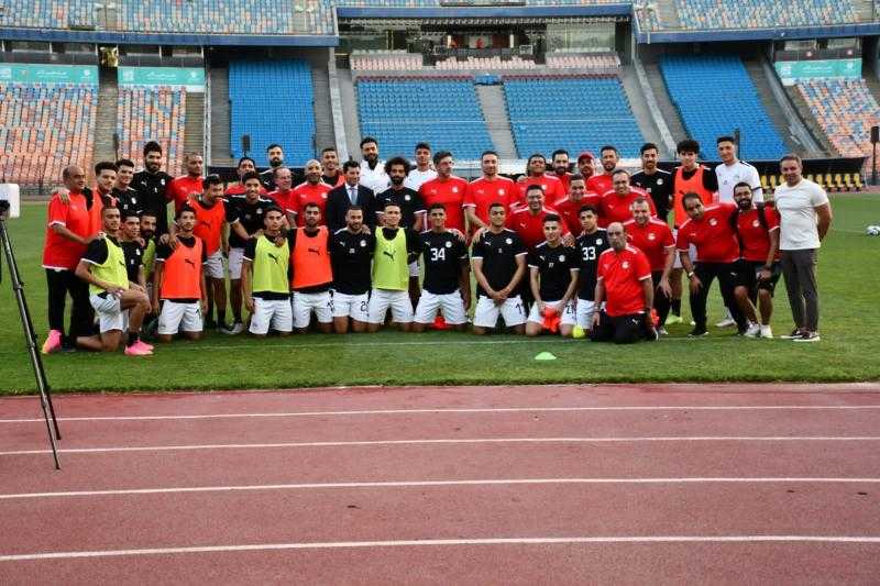 وزير الرياضة يشهد المران الأخير للمنتخب الوطني قبل السفر  إلى المغرب