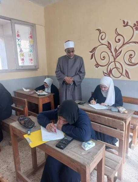رئيس الإدارة المركزية يتابعُ لجانَ الشهادةِ الثانويةِ الأزهرية بالجيزة
