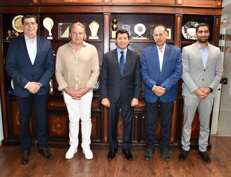 وزير الرياضة يلتقي مجلس إدارة اتحاد كرة اليد بحضور المدير الاقليمي لشركة بوما العالمية