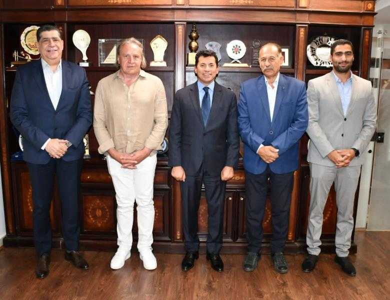 وزير الرياضة يلتقي مجلس إدارة اتحاد كرة اليد بحضور المدير الإقليمي لشركة بوما العالمية