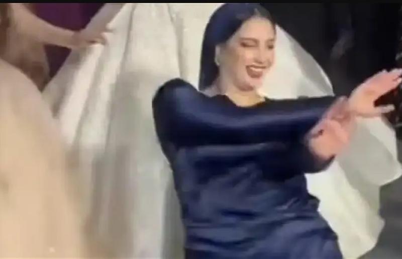 صاحبة رقصة الفستان الأزرق :«امسحوا الفيديو أنا هطلق بسببكم»