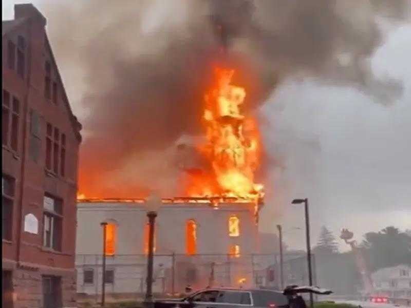 «صاعقة» تضرب كنيسة داعمة للشذوذ في «أمريكا»