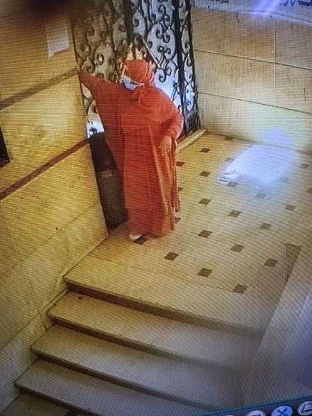 سيدة تضع طفلة عمرها ساعات أمام إحدى دور الأيتام في قليوب (فيديو)