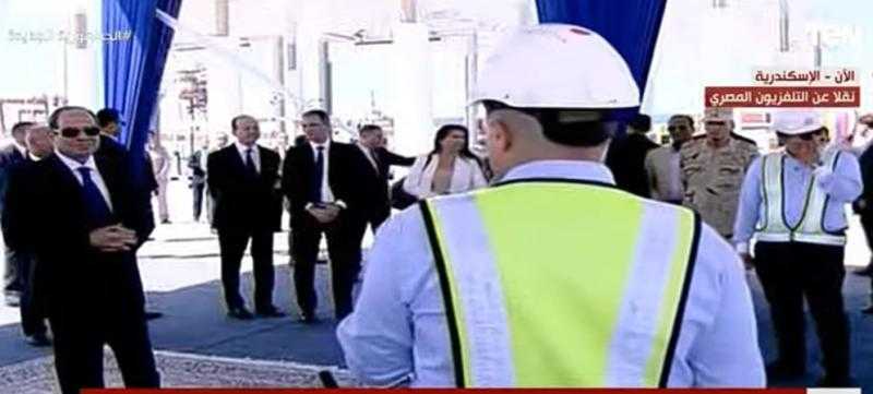 الرئيس السيسي لـ العاملين بمحطة تحيا مصر: «اوعوا تتخنوا»