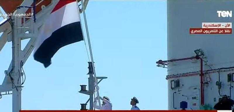 السيسى يشهد مراسم رفع علم مصر على سفينة وادي الملوك بميناء الإسكندرية