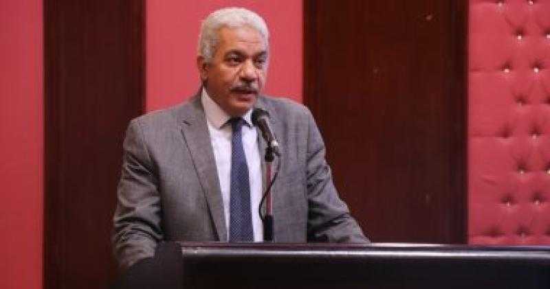 نائب رئيس جامعة الأزهر يطالب بضرورة النظر في دخل الأطباء