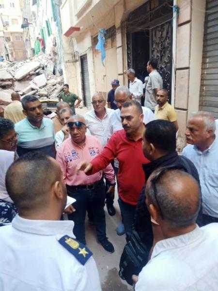 شاهد.. انهيار عقار في الإسكندرية وتحطم سيارتين