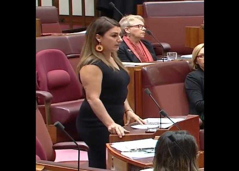 شاهد.. برلماني يتحرش بزميلته داخل مجلس النواب.. وردة فعل غير متوقعة منها على الهواء مباشرة