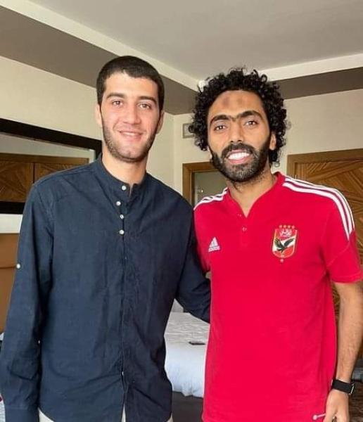 نجل أبوتريكة يحتفل بدوري أبطال إفريقيا مع لاعبي الأهلي