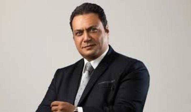 مراد مكرم يشوق جمهوره لأحداث مسلسل صوت وصورة
