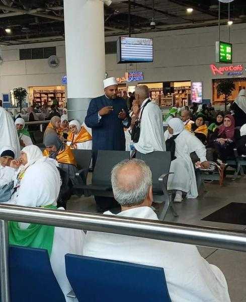 قافلة “البحوث الإسلامية” تكثّف من تواجدها بمطار القاهرة لتوعية وفود الحجاج بالمناسك