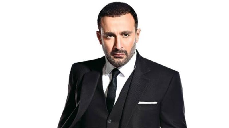 شاهد.. أحمد السقا يفاجئ زوجته بمداخلة على الهواء