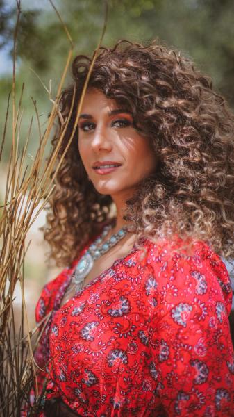 آنجى شيا تطرح أحدث أغانيها «قهوة صباح الخير»