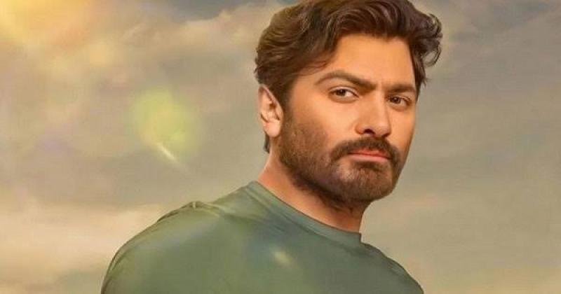 تامر حسني يداعب نجله: «البيه عاملي مصور وبيوجهني»