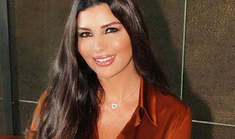 من على شاطىء البحر.. إطلالة جريئة للفنانة لاميتا فرنجية