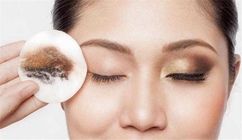طرق طبيعية لإزالة الماسكرا المقاومة للماء