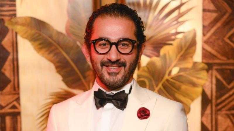 «طيب نقسمها».. أحمد حلمي يداعب قردا بسبب موزة