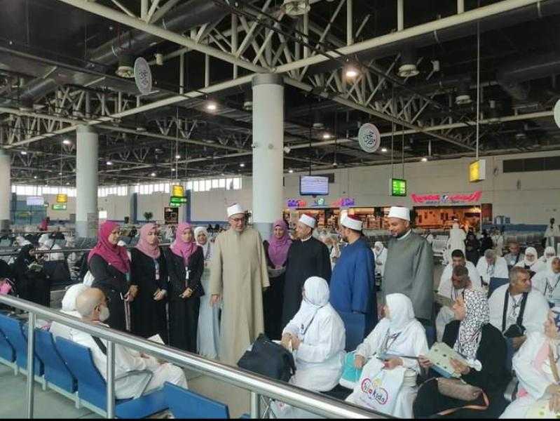 أمين البحوث الإسلامية ومساعديه يتفقدون قافلة وعاظ الأزهر لتوعية الحجاج بمطار القاهرة