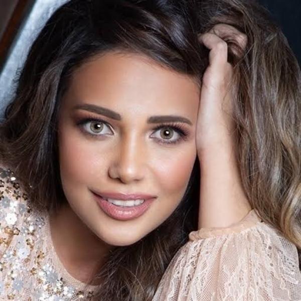 راندا حافظ برفقة زوجها بعد عقد قرانها