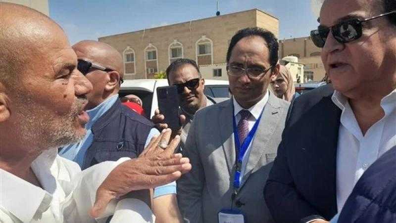 وزير الصحة يصرف مكافأة للعاملين في أحد مستشفيات مطروح بسبب مواطن
