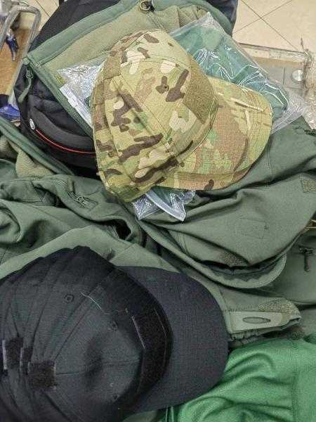 جمارك مطار سوهاج تضبط محاولة تهريب كمية من الملابس العسكرية