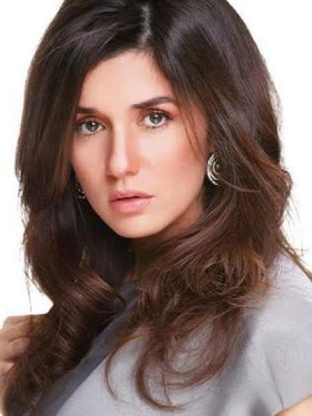 بإطلالة ناعمة وأنيقة.. غادة عادل تواصل إبهار الجمهور