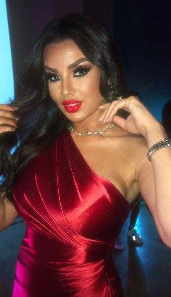 بفستان أحمر ”مكشوف”.. إطلالة جريئة للراقصة جوهرة في أحدث ظهور