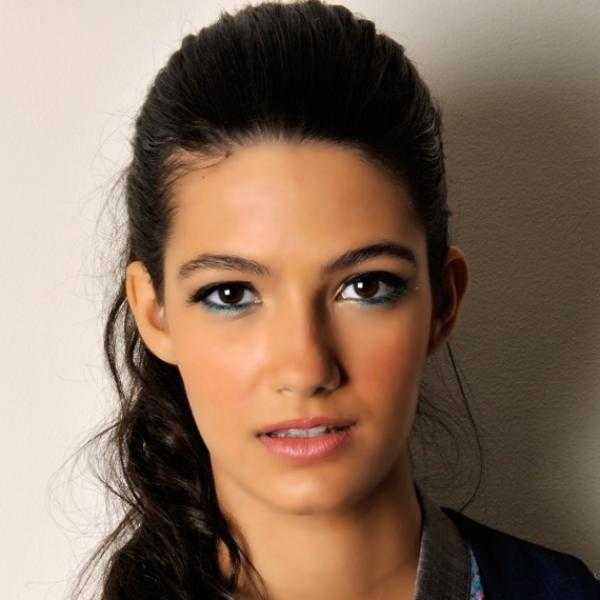 تارا عماد بإطلالة مبهجة خلال العرض الخاص لفيلمها الجديد