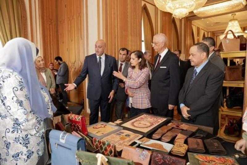 «تنمية المشروعات» يقيم معرض «اشتري فن مصري» بمقر وزارة الخارجية