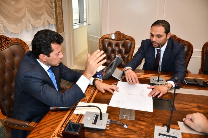 وزير الشباب والرياضة يبحث خطة تطوير مدرسة الموهوبين 