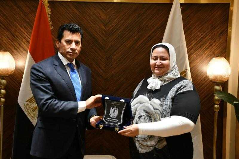 وزير الشباب والرياضة يُكرم مدير عام الإدارة الهندسية بالوزارة