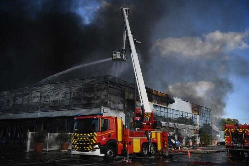 عاجل .. 70 سيارة إطفاء للسيطرة على حريق انفجار الغاز في باريس «فيديو»