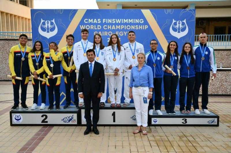 وزير الرياضة يُكرم الفائزين في ختام منافسات اليوم الأول ببطولة العالم لناشئي سباحة الزعانف