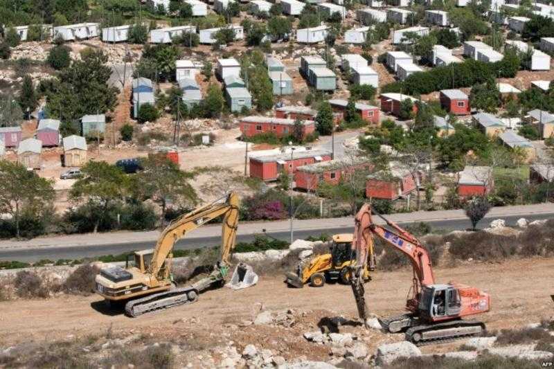 لتحويلها لمستوطنة..«الاحتلال» يجرف أرضا فلسطينية وينصب بيوتا متنقلة في نابلس