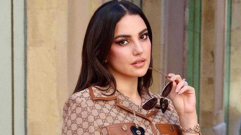 درة تخطف الأنظار بفستان أحمر قصير