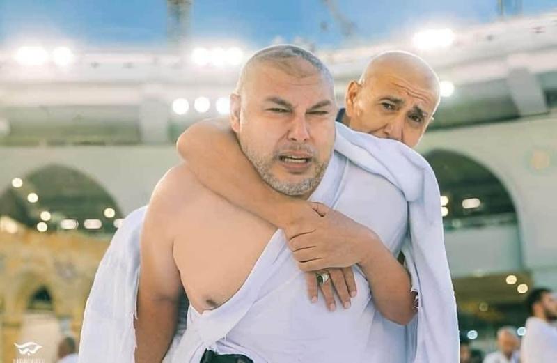 شاب يحمل والده على ظهر للطواف حول الكعبة