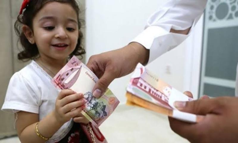 هل يجوز إعطاء العيدية للأب والأم؟.. أزهري يجيب