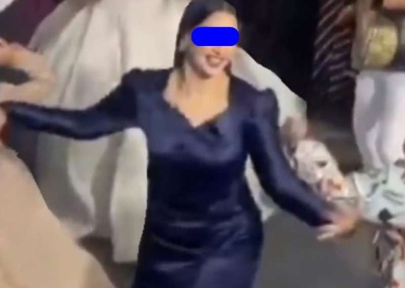 صاحبة الفستان الأزرق