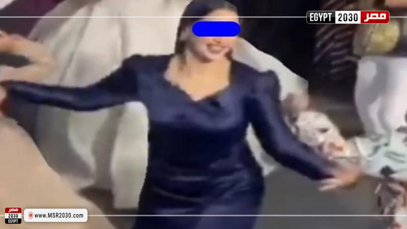 صاحبة الفستان الأزرق